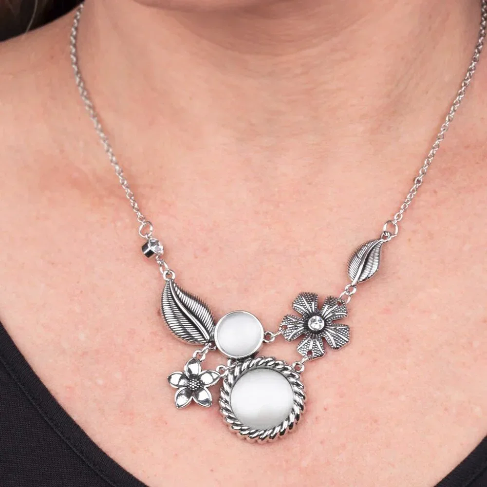 Paparazzi Jewelry Accessories - Exquisitely Eden - White Necklace - Vintage - Picture 1 of 6